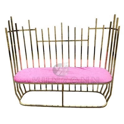 โซฟาเลิฟซีทสไตล์หรูหราแบบราชวงศ์ พนักพิงสูง ประดับหมุดทอง - โซฟาแต่งงานสไตล์เชสเตอร์ฟิลด์สมัยใหม่