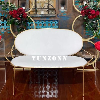 โซฟาแต่งงานดีไซน์ทันสมัยพร้อมเบาะผ้าและโครงสแตนเลสสตีลสีทองทนทาน