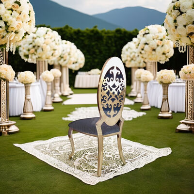 ราคาดี หรูหรา คลาสสิค หลังสูง เก้าอี้รับประทานอาหาร รางเหล็กไร้ขัดทอง หลังดอกไม้แกะสําหรับงานแต่งงาน คอนโด โรงแรม กิจกรรม ออนไลน์